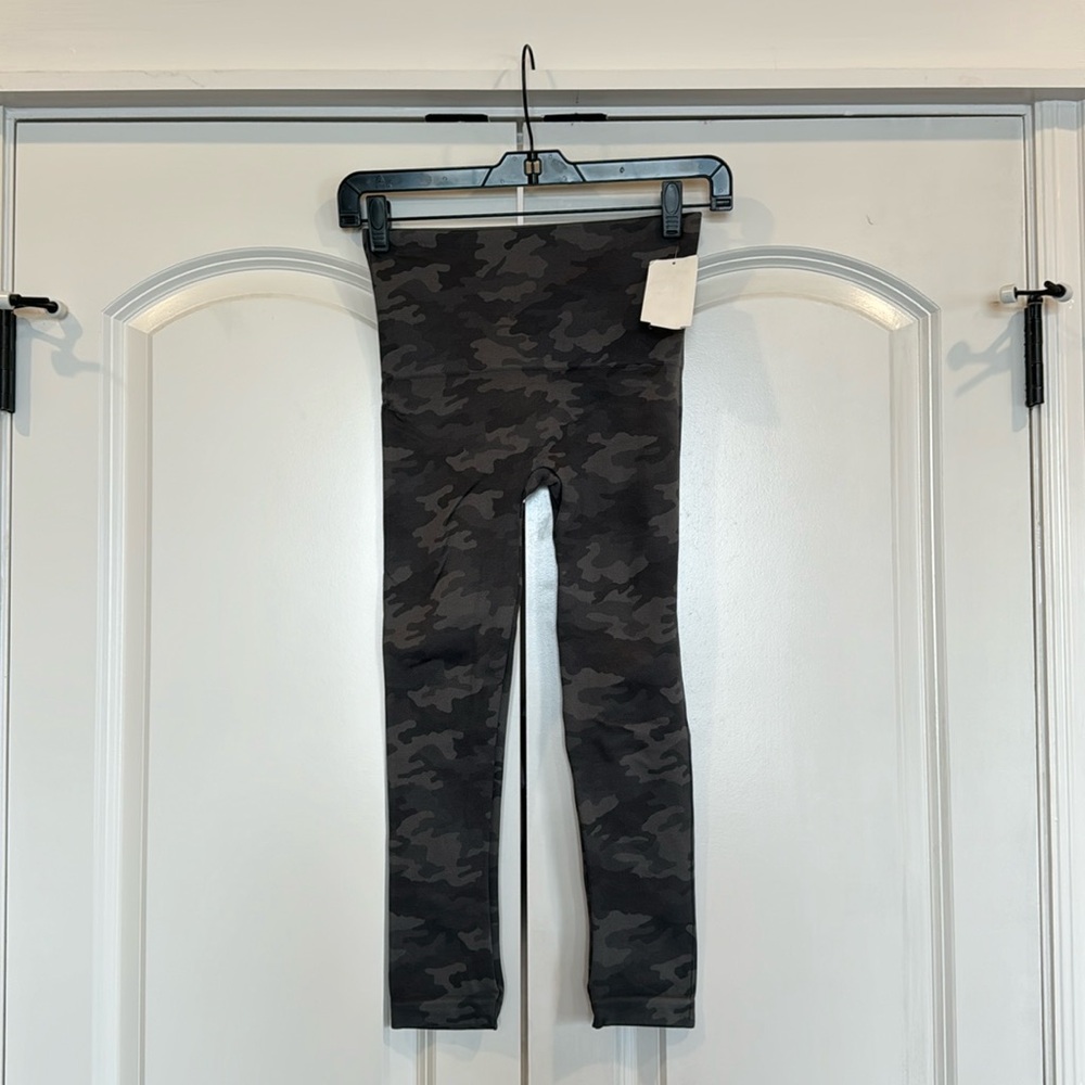 SPANX Look At Me Now Seamless Legging Green Camo Size Small New w/o original tag
